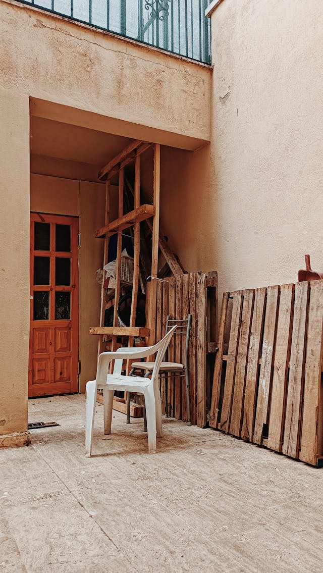 Meble ogrodowe DIY: stwórz je z palet!