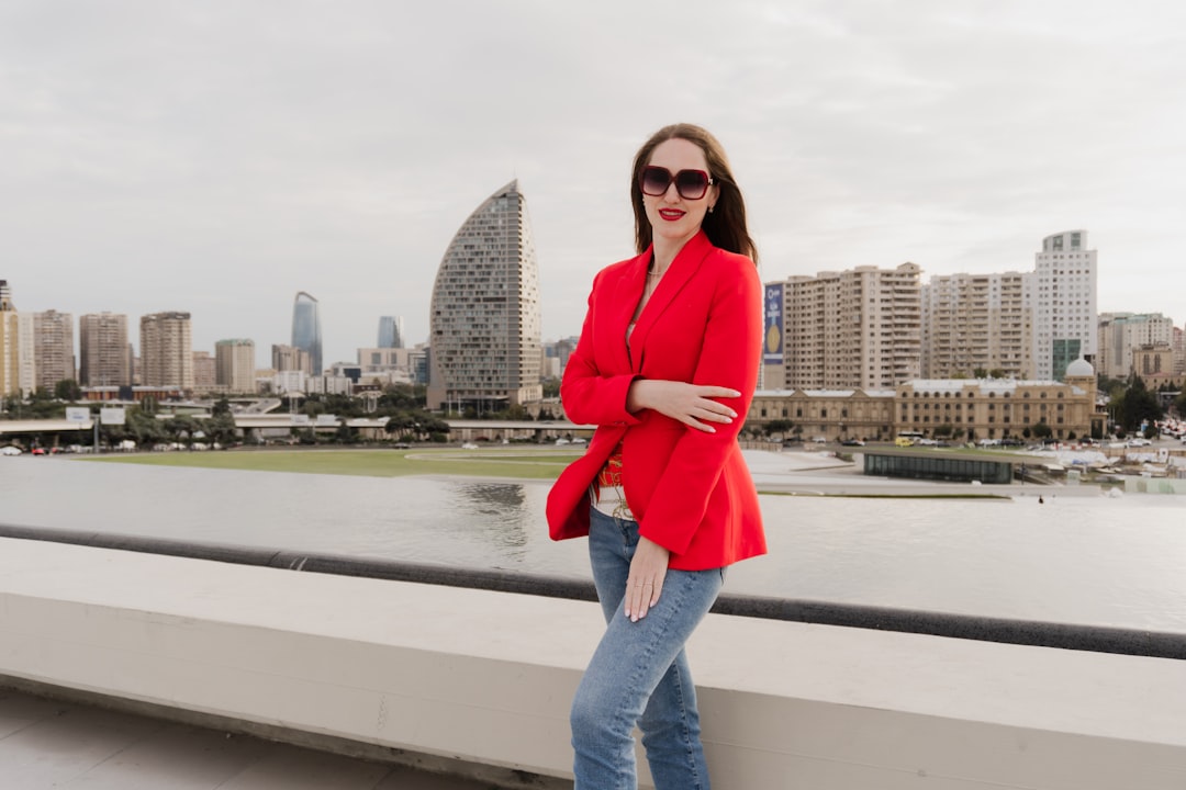 Z czym nosić marynarkę: stylowe połączenia outfitów